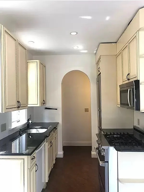 230 Corbin Place - Photo 2