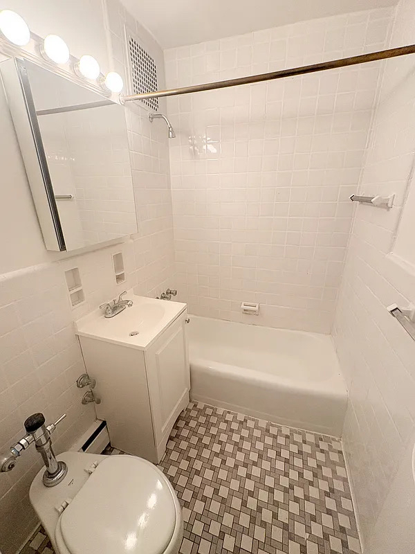York Avenue - Photo 3