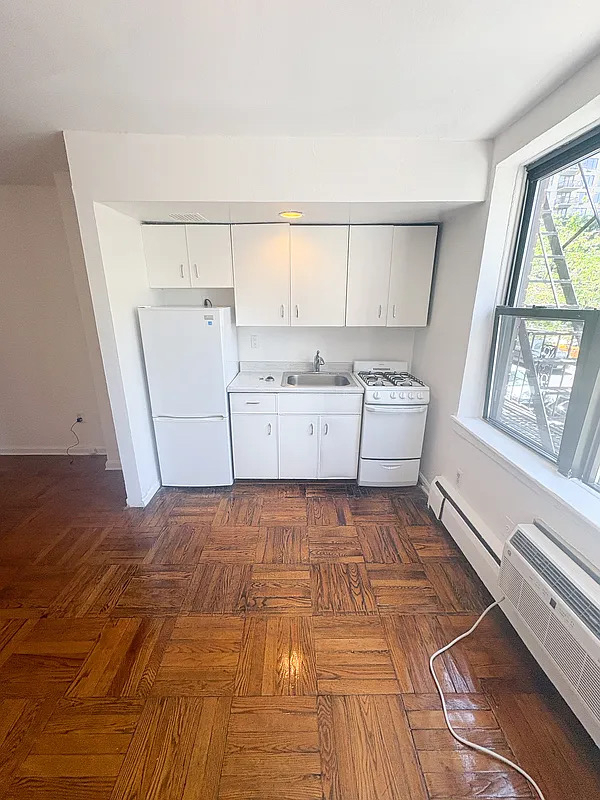 York Avenue - Photo 2