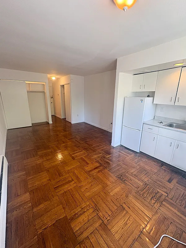 York Avenue - Photo 1