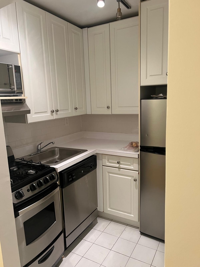 East 80th Street - Photo 0