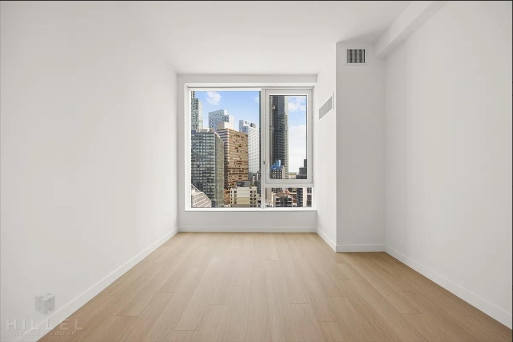 42nd Road - Photo 3