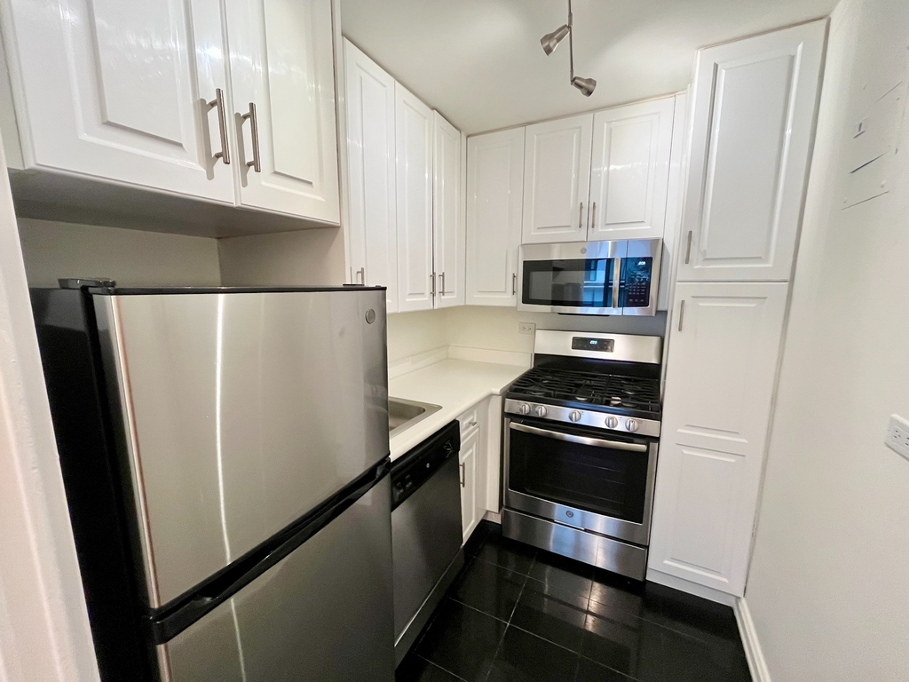 888 8th Avenue - Photo 3
