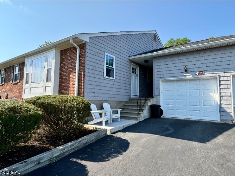 114 Brandywyne Dr - Photo 0