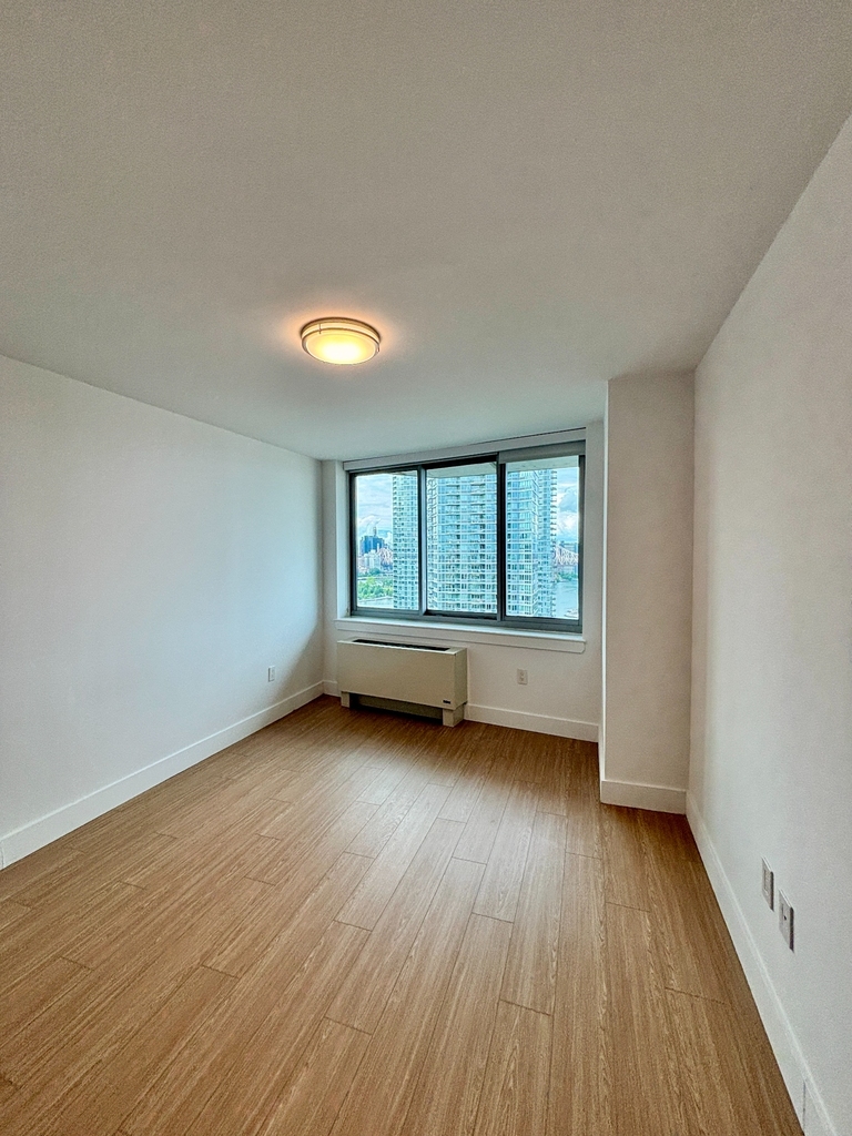 4705 Center Boulevard - Photo 17