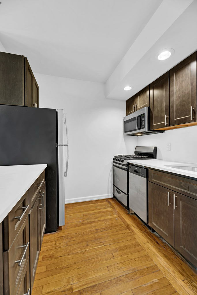 426 West 49th Street - Photo 2