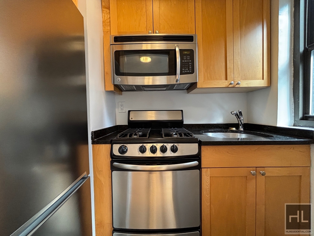 East 56 Street - Photo 2