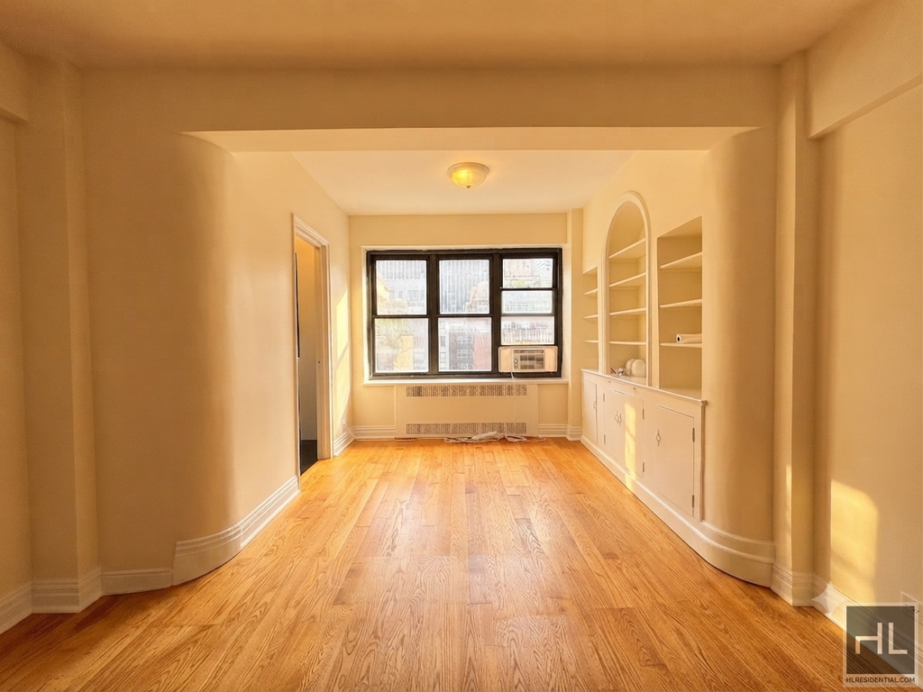 East 56 Street - Photo 0