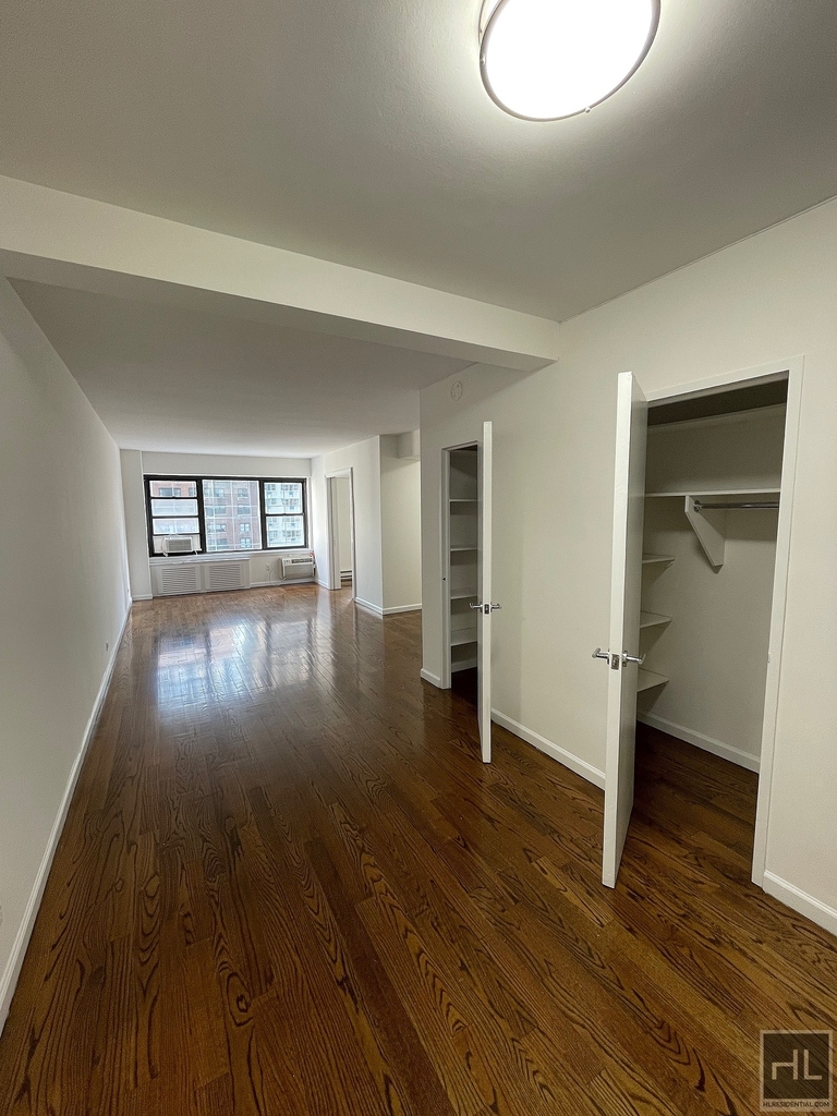 East 57 Street - Photo 3