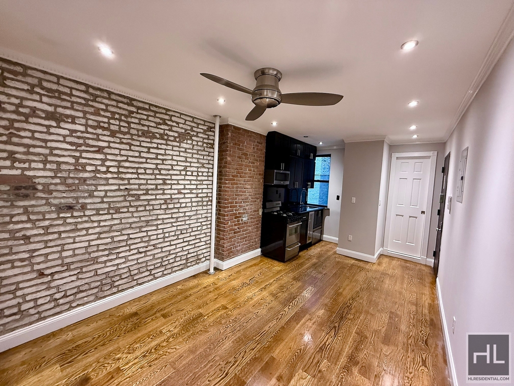 West 52 Street - Photo 1