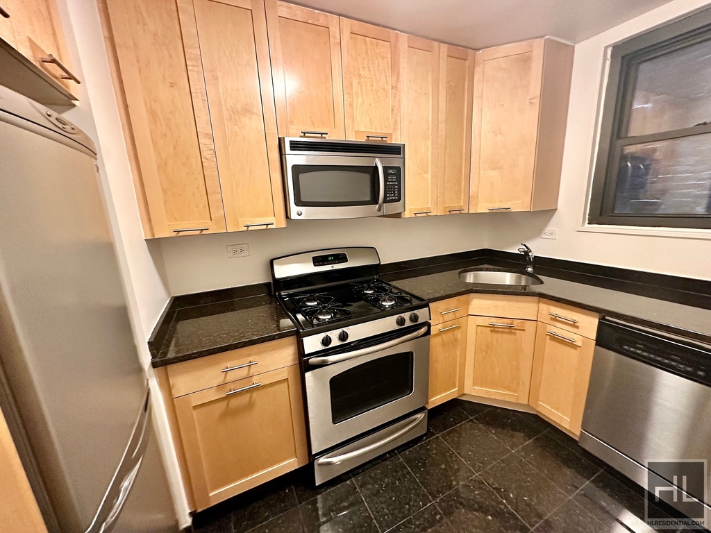 East 49 Street - Photo 5