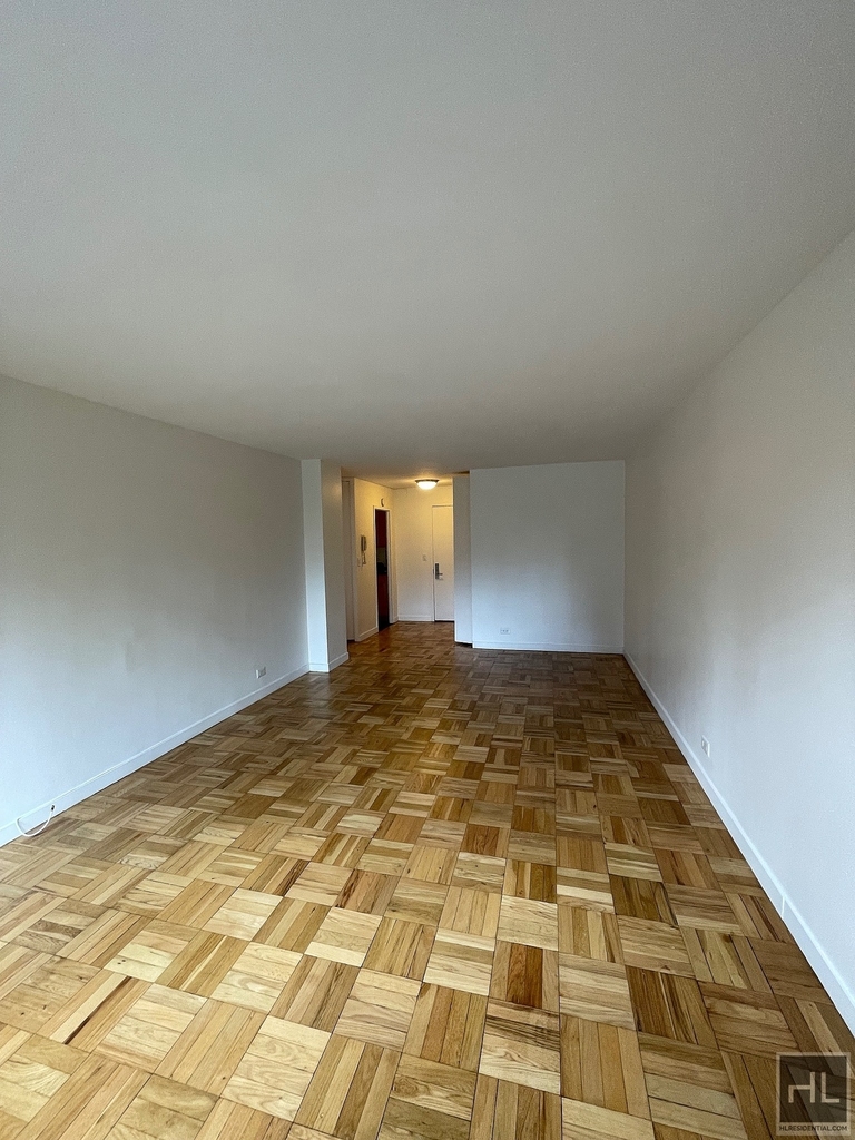 East 49 Street - Photo 1