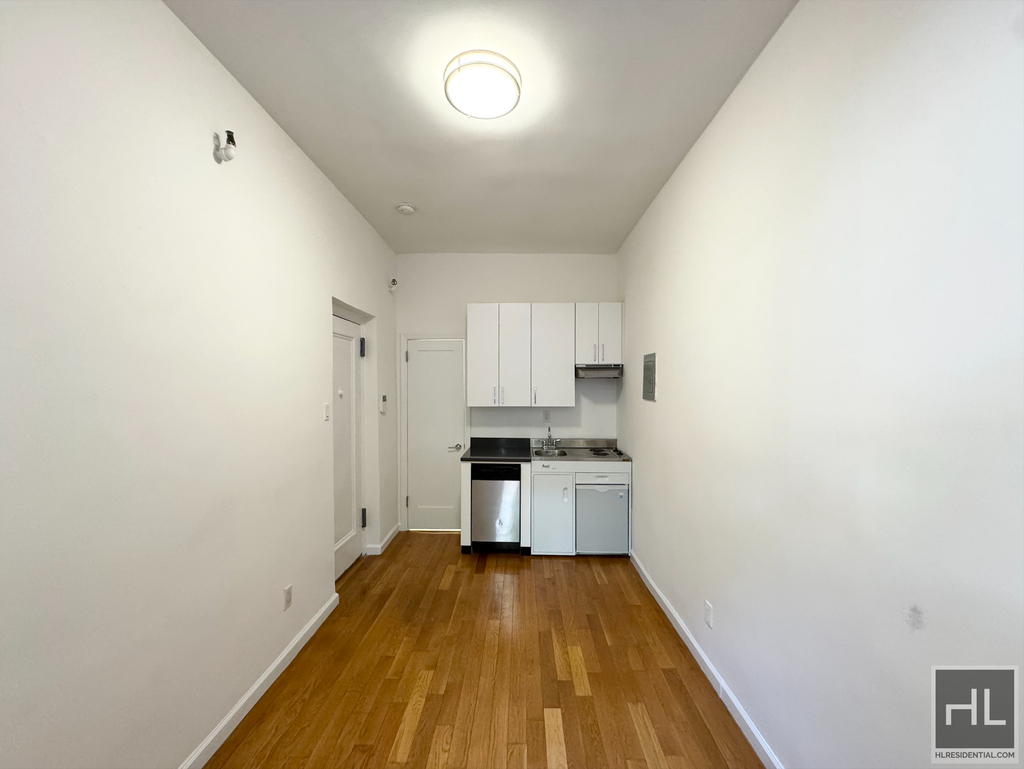 West 11 Street - Photo 2