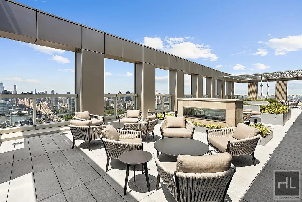 42nd Road - Photo 10