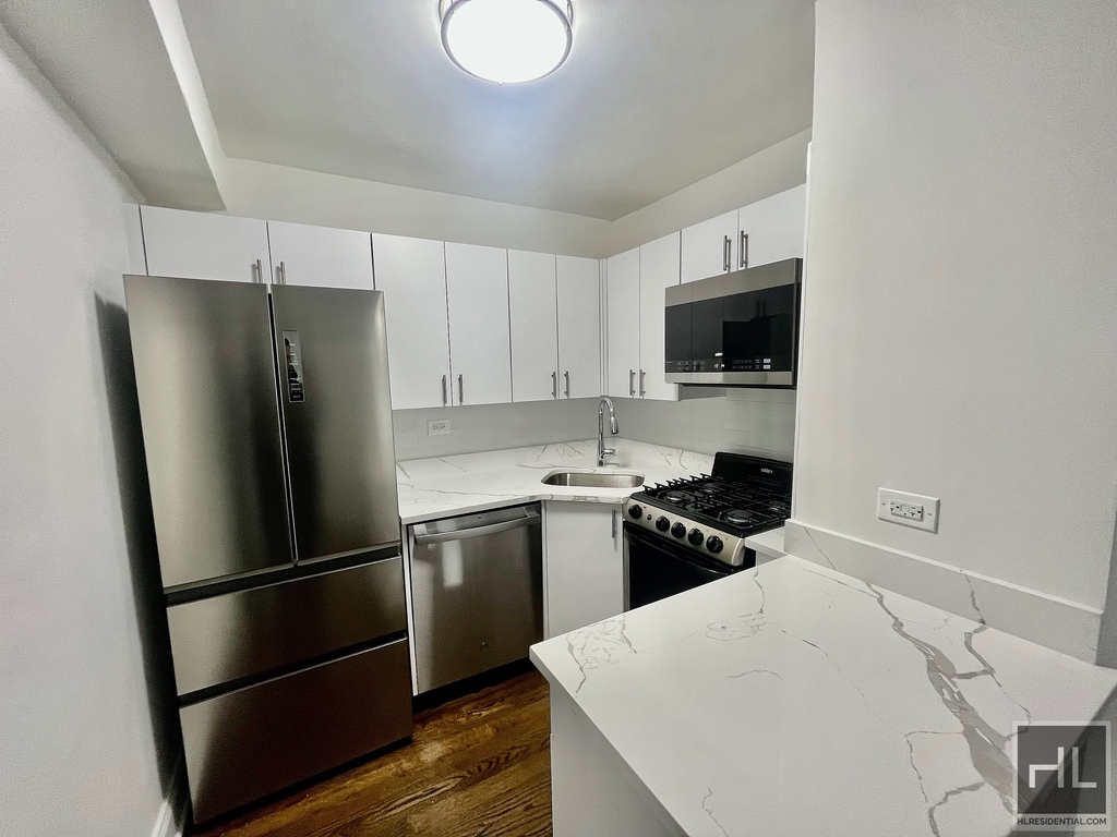 E 16 St - Photo 3