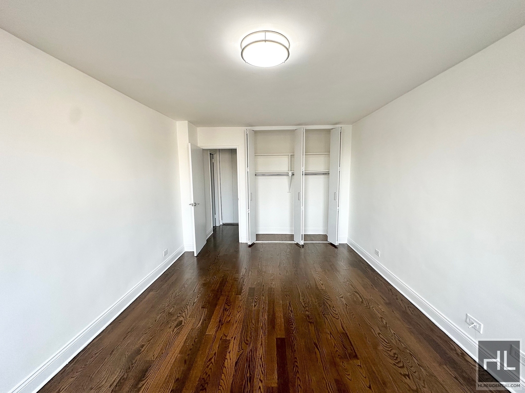 E 16 St - Photo 2