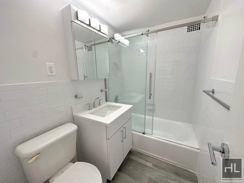 E 16 St - Photo 4