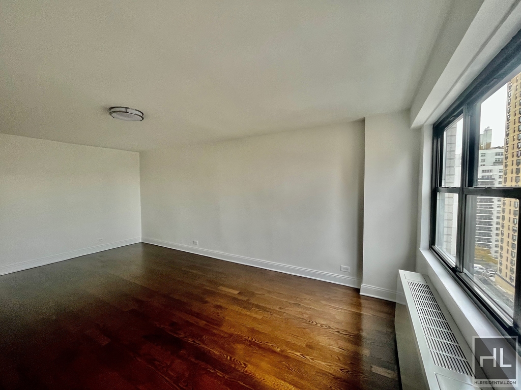 E 16 St - Photo 1