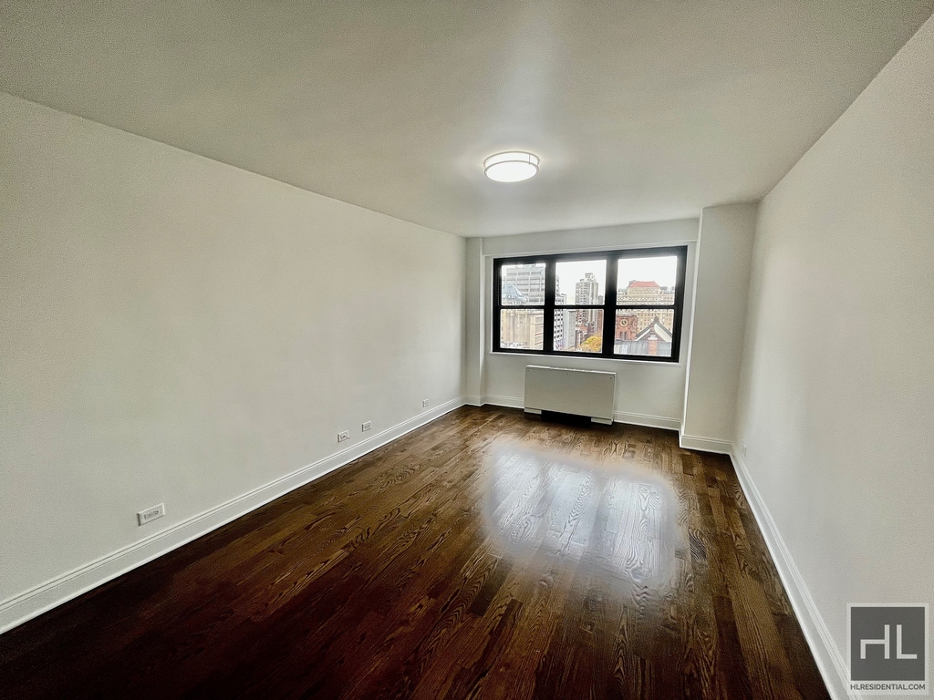 E 16 St - Photo 0