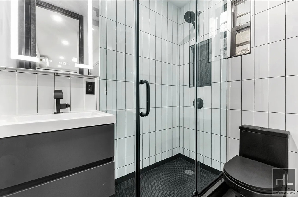 West 52 Street - Photo 4