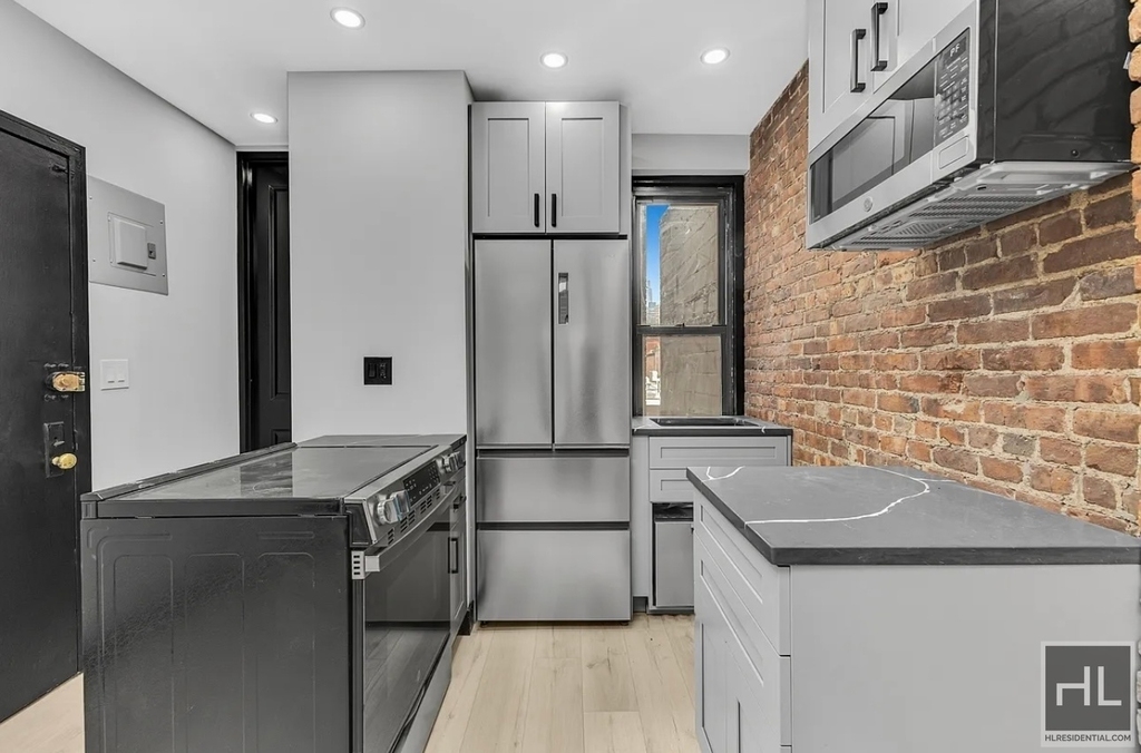 West 52 Street - Photo 3