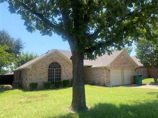 825 Springfield Drive - Photo 0