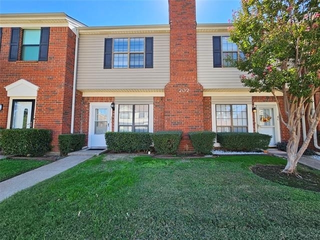 202 Samuel Boulevard - Photo 0