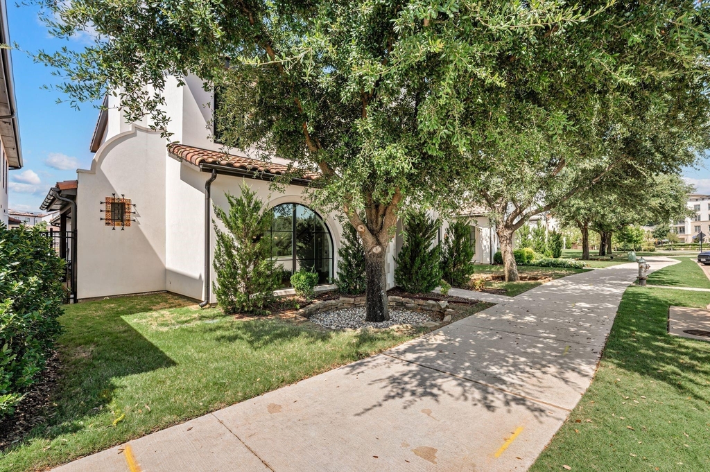 2850 Lakeside Parkway - Photo 2