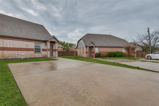 321 Queens Court S - Photo 8