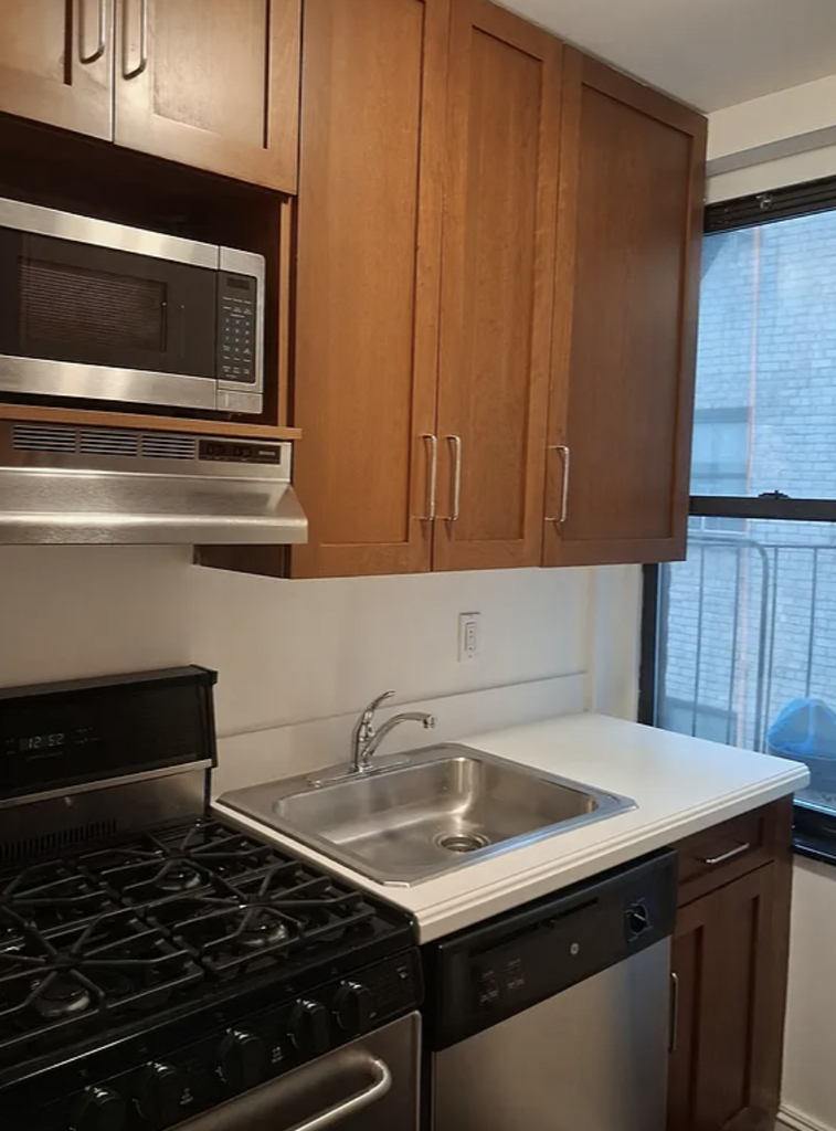  East 46th Street - Photo 4