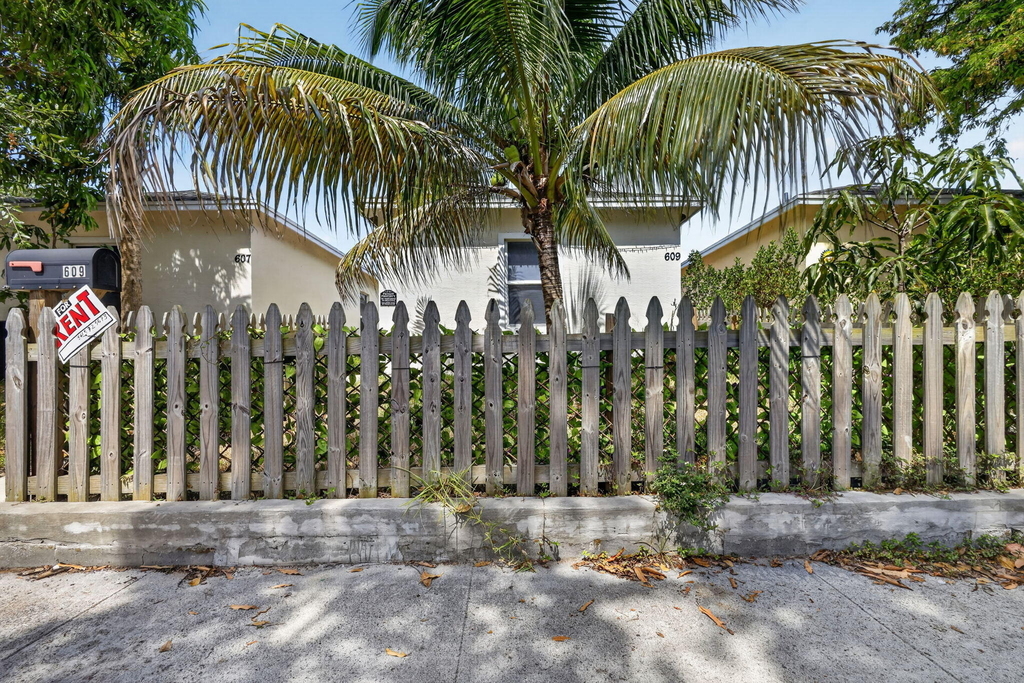 609 N F Street N - Photo 0