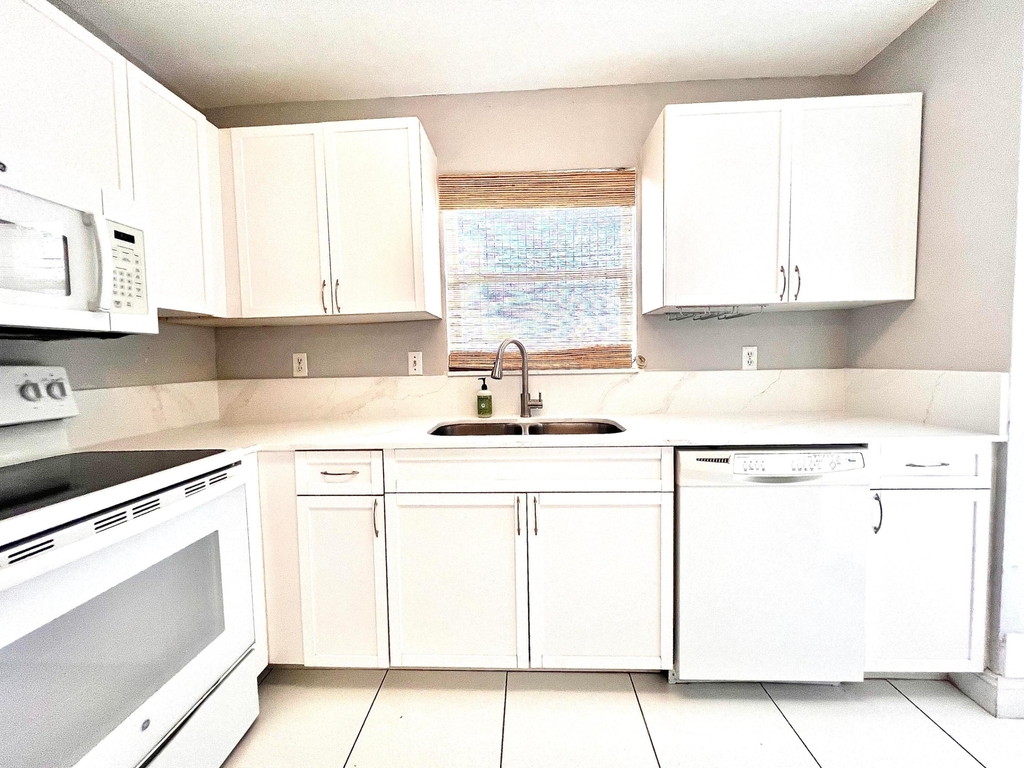 4103 Ne 21st Terrace - Photo 2