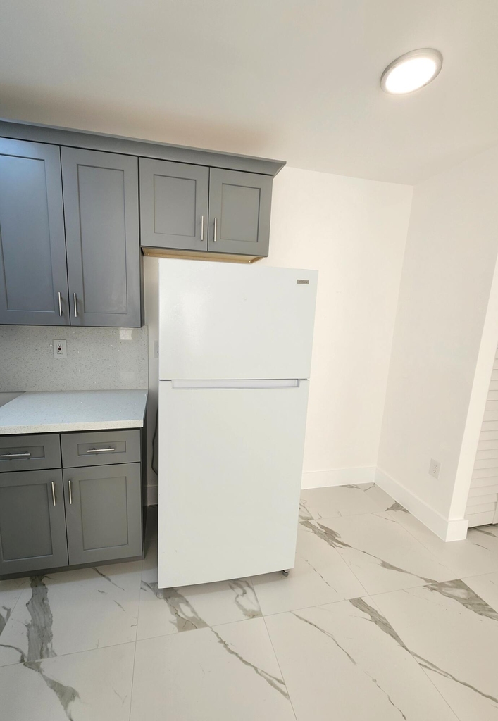 2466 Lincoln Street - Photo 3