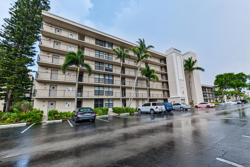 4 Royal Palm Way - Photo 2