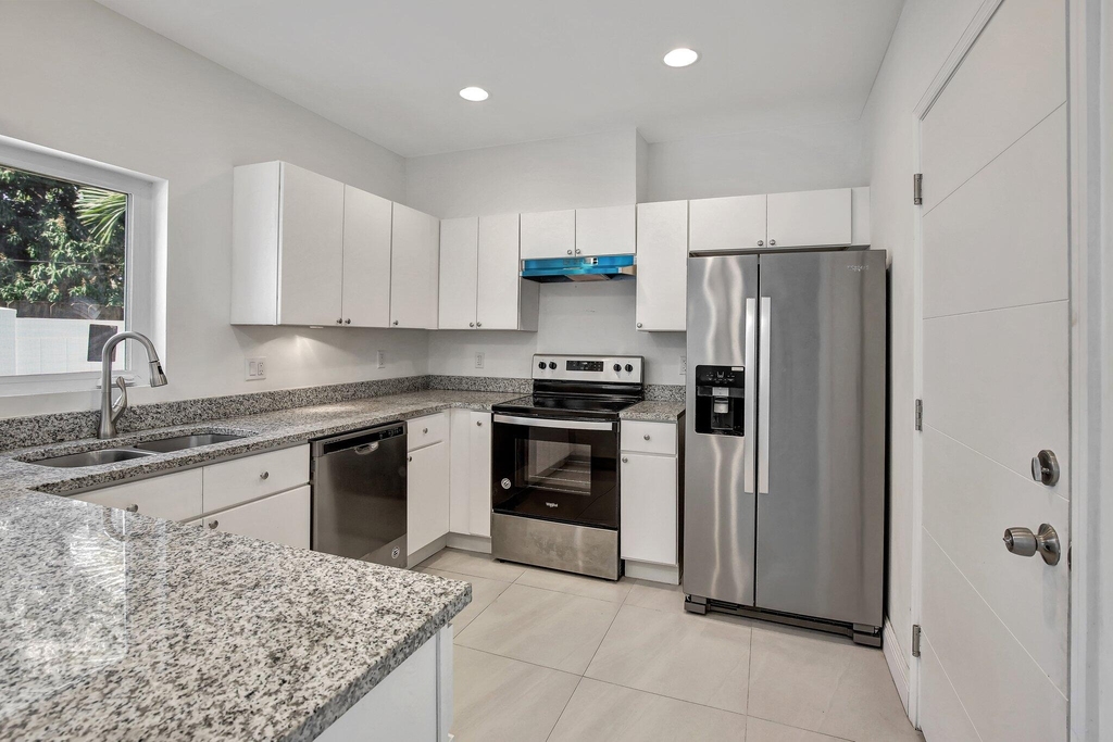 1102 S 20th Avenue - Photo 2