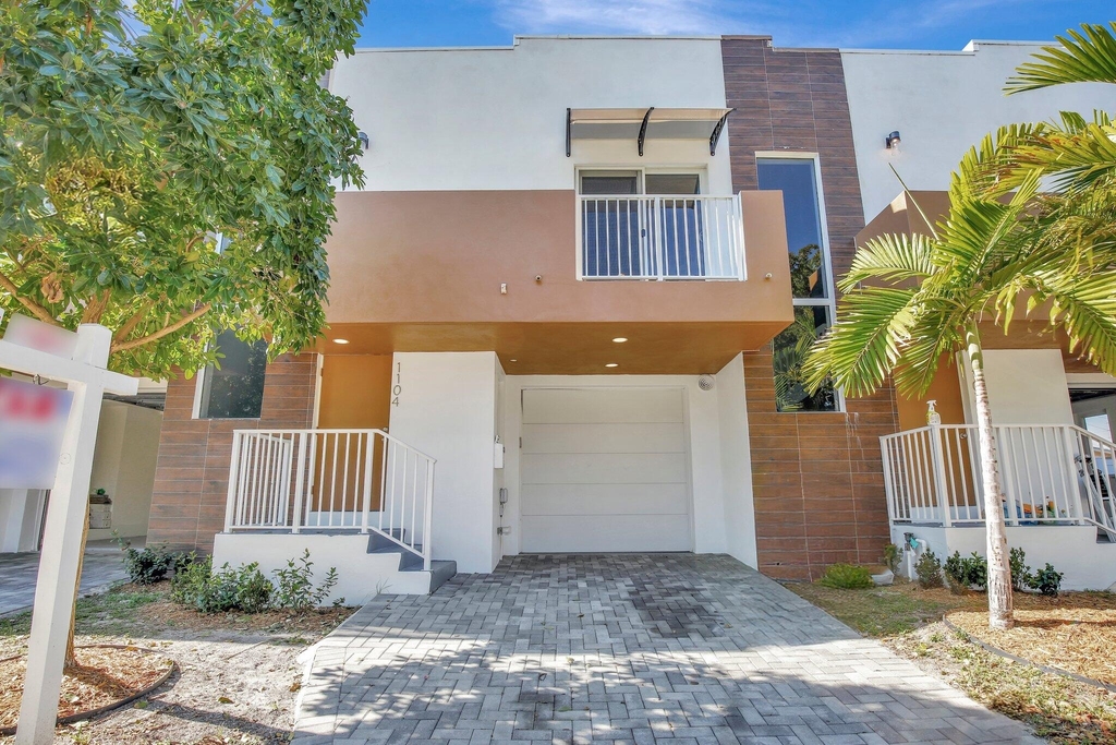 1102 S 20th Avenue - Photo 0
