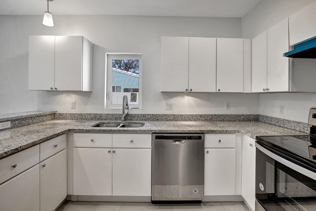1102 S 20th Avenue - Photo 3