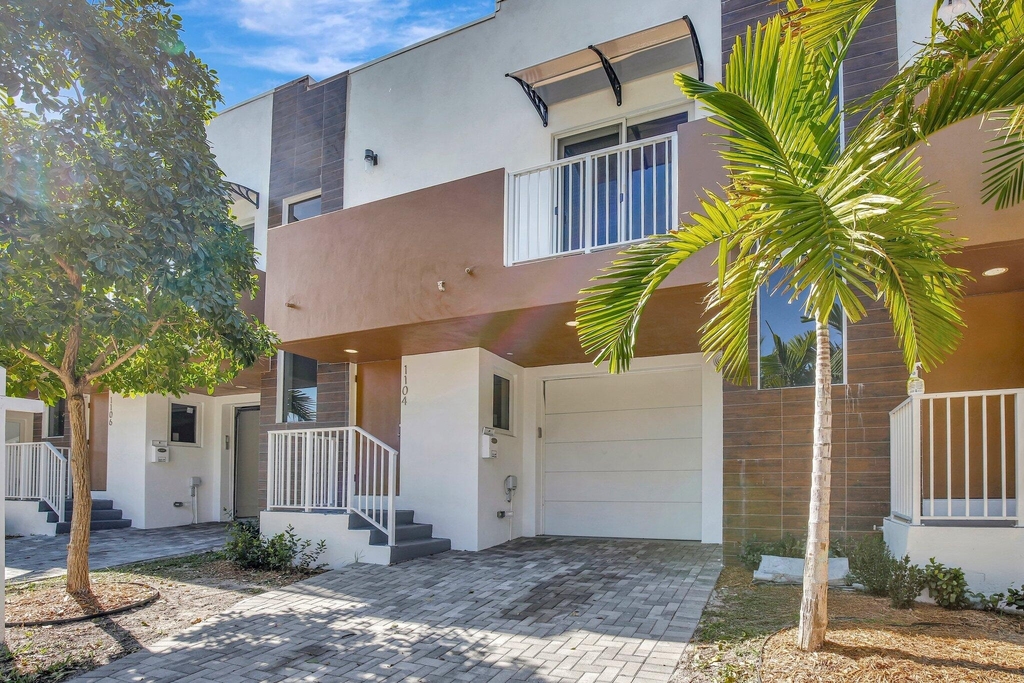 1102 S 20th Avenue - Photo 1