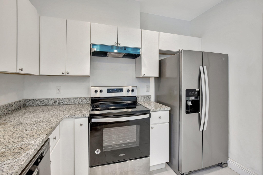 1102 S 20th Avenue - Photo 4