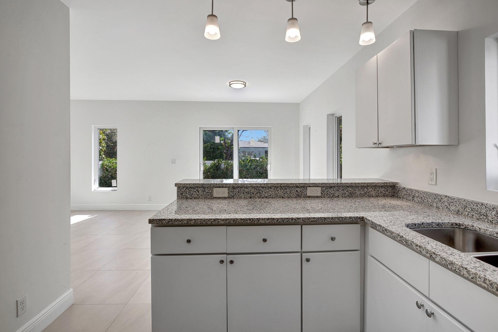 1102 S 20th Avenue - Photo 5