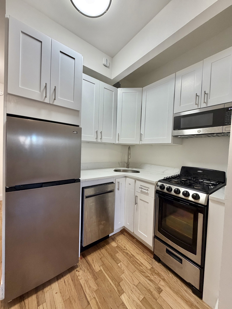 East 10th Street - Photo 1