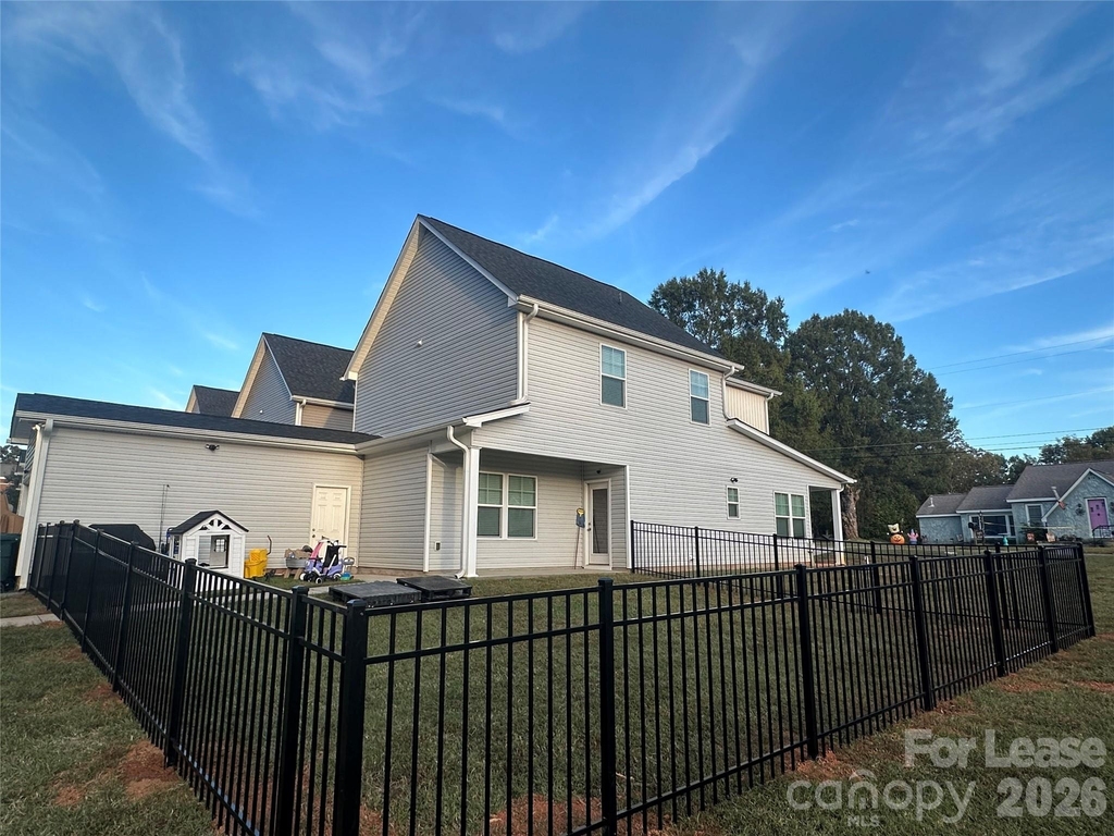 260 Mills Avenue - Photo 3