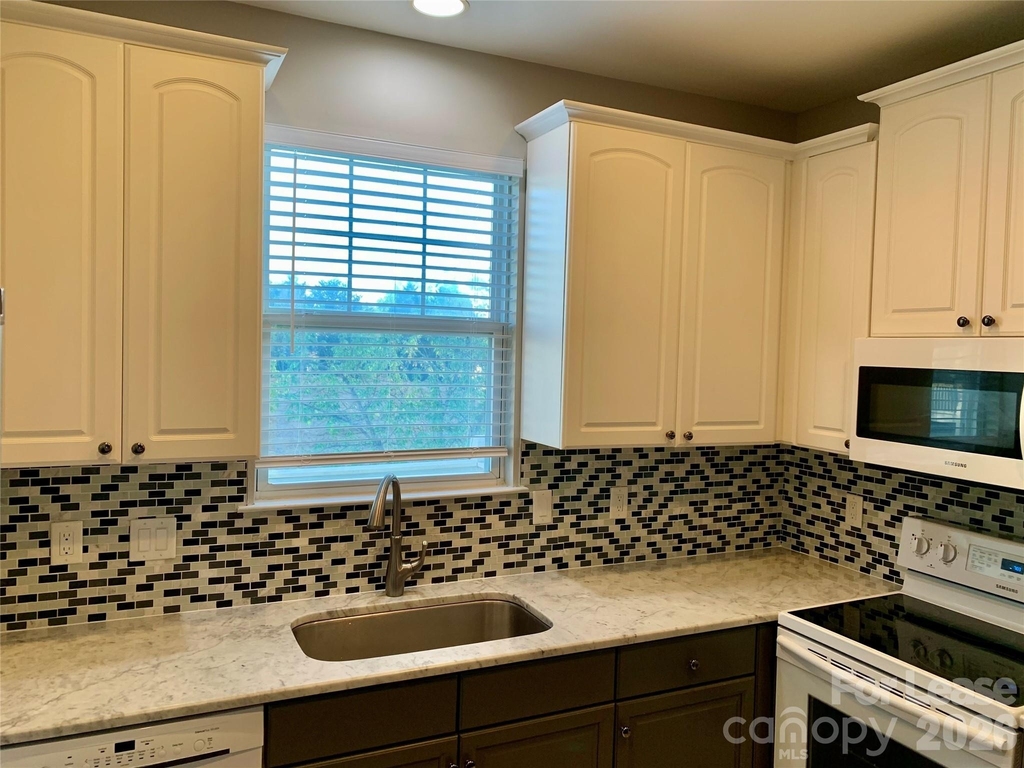 14131 Richmond Park Avenue - Photo 6