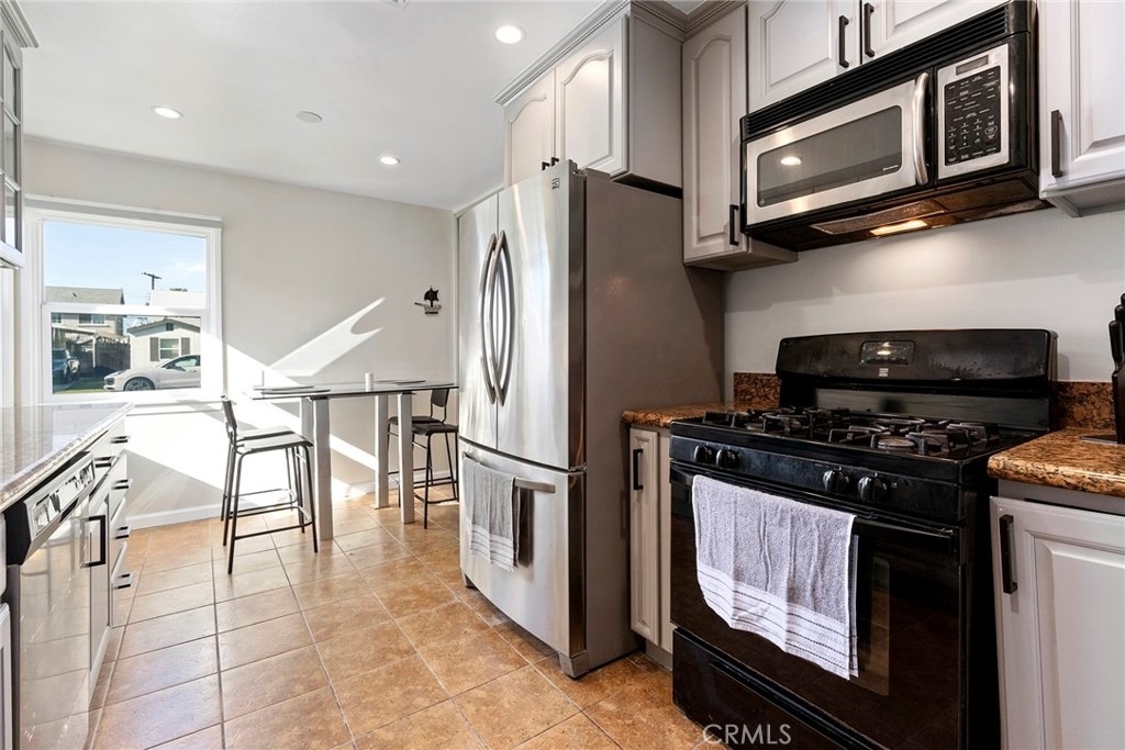 18228 Regina Avenue - Photo 8