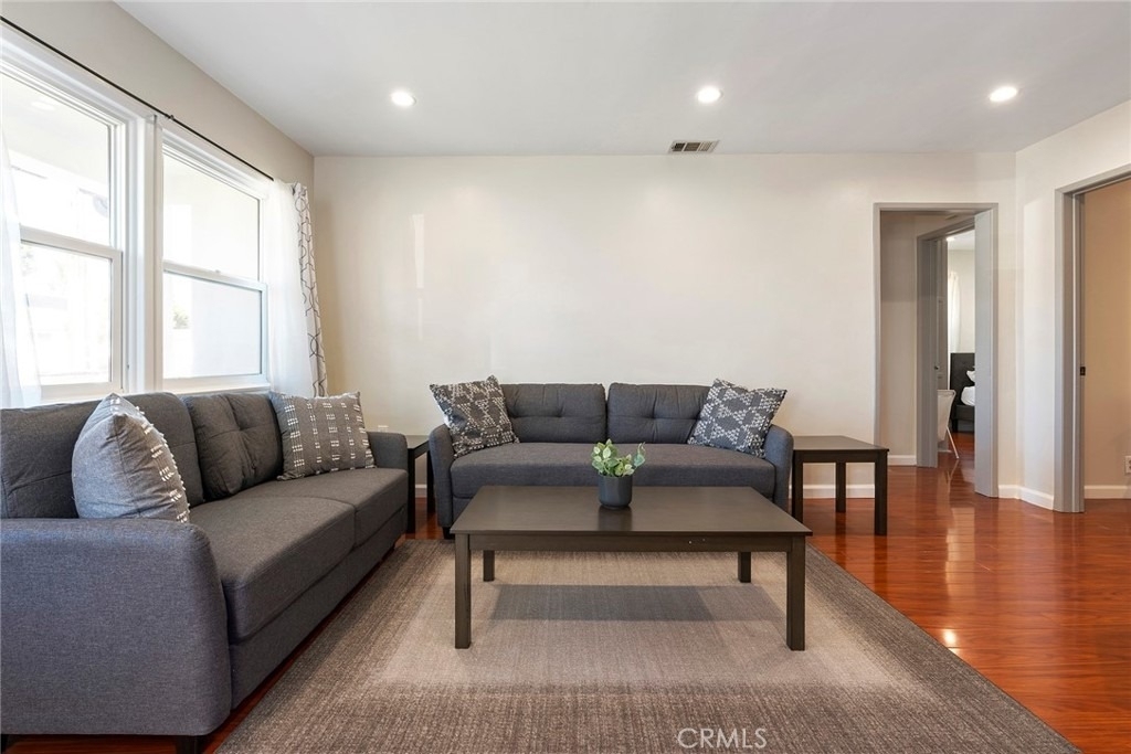 18228 Regina Avenue - Photo 9