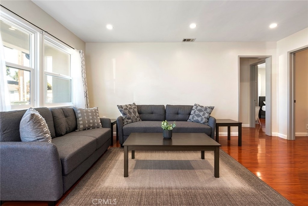 18228 Regina Avenue - Photo 4