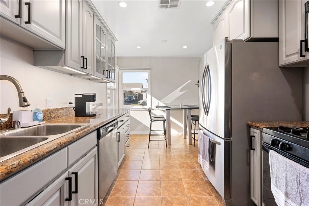 18228 Regina Avenue - Photo 7
