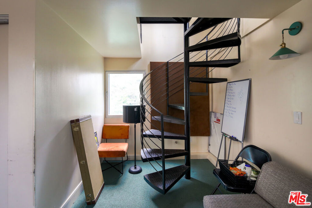 2216 Bancroft Avenue - Photo 45