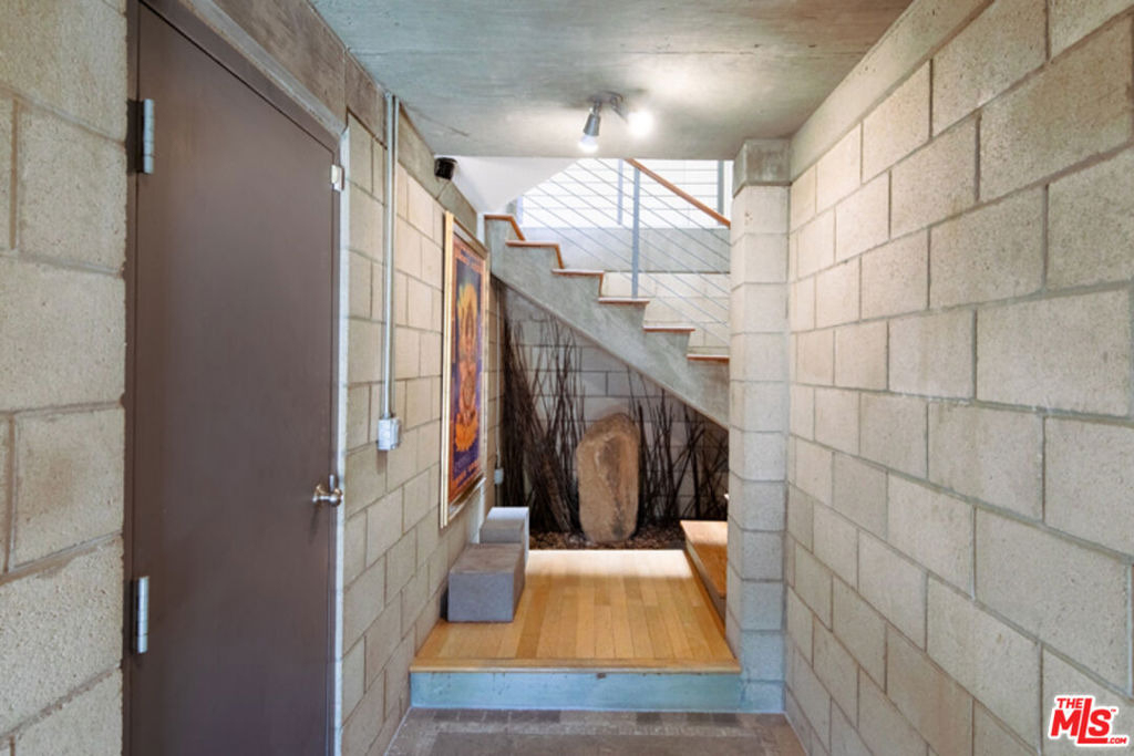 2216 Bancroft Avenue - Photo 2