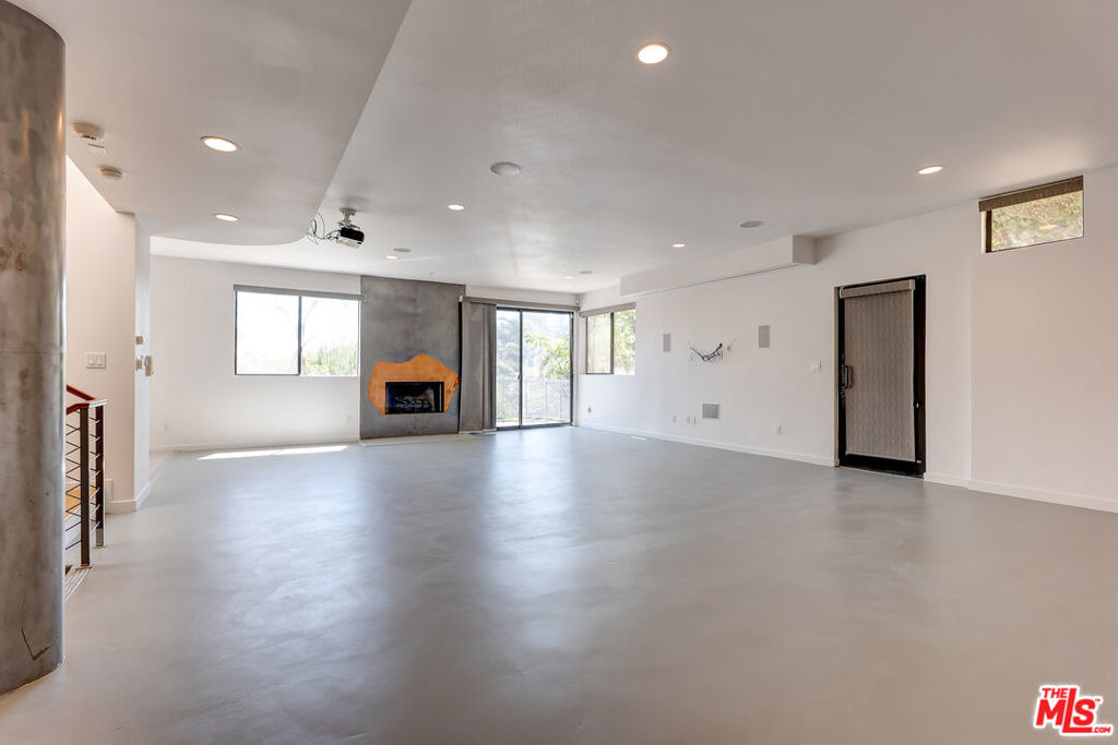 2216 Bancroft Avenue - Photo 3